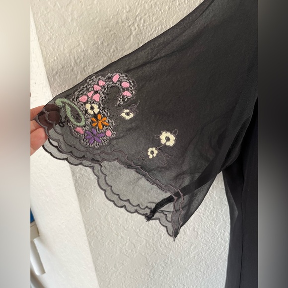 Molio Relio Floral Embroidered Black Silk Tunic Size L Scalloped Edges Boho GUC - Picture 3 of 10